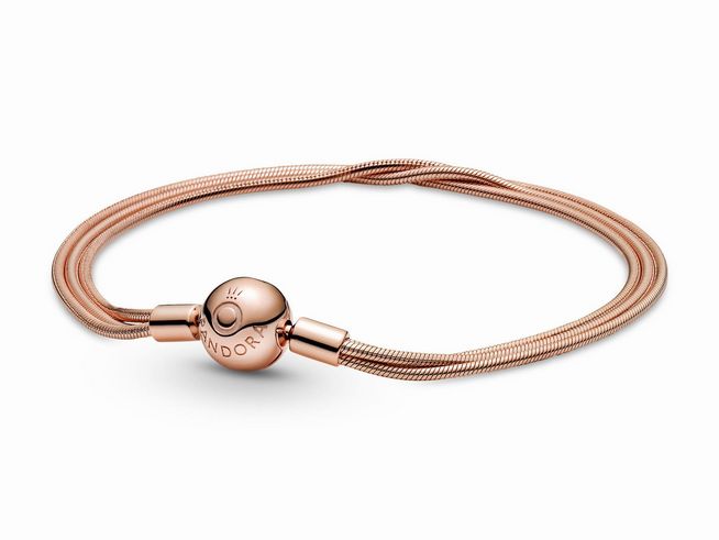 Multi Schlangenkette Rosé Armband von Pandora mit einem Durchmesser von 23 cm, ausgestattet mit einem charakteristischen Verschluss und einem eleganten, schlichten Design.