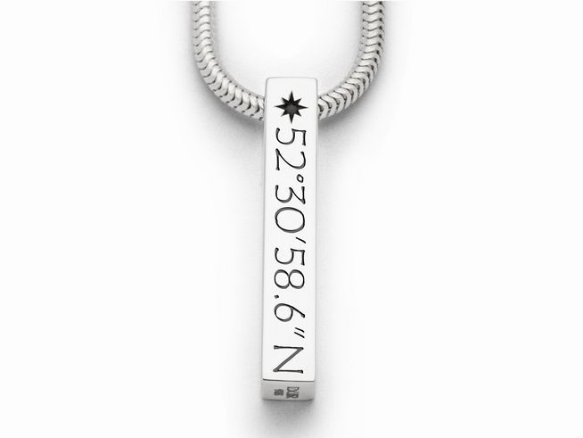 DUR Anhänger LieblingsOrt Koordinaten Individuell aus rhodiniertem Sterling Silber mit Gravur der Koordinaten 52°30'58.6"N und einem kleinen Stern oben.