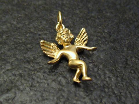 Plastischer Anhänger eines Engels in Gold 585, der als Schutzengel dient. Der Anhänger zeigt einen kleinen Engel mit Flügeln und fröhlichem Gesicht, hergestellt von Juwelier Harnisch.