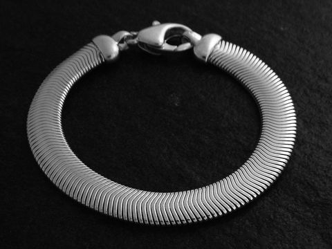 Silberarmband extravagant 21 cm Schlangenkette flach, Hersteller Juwelier Harnisch, ohne Stein, elegant geformt mit glänzender Oberfläche, ideal für stilvolle Anlässe.