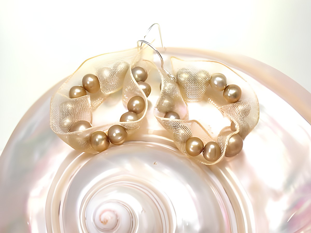 Perlenohrringe aus Organza im barocke Stil mit einem Durchmesser von 3 cm, in champagnerfarben, hergestellt von Juwelier Harnisch, kombiniert mit passenden Armbändern.