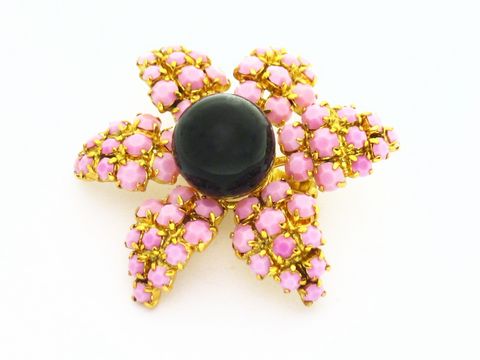 60235-0 Strass Brosche in Blumenform mit rosa gefassten Steinen und zentralem schwarzen Stein, Hersteller: Juwelier Harnisch, erhältlich in weiteren Farben.