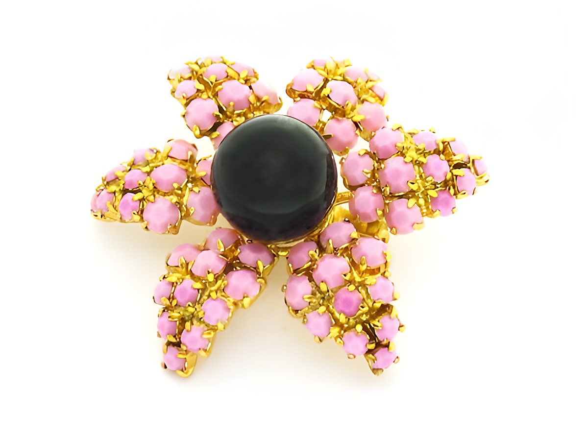 Strass Brosche in Blumenform mit rosa gefassten Steinen und zentralem schwarzen Stein, Hersteller: Juwelier Harnisch, erhältlich in weiteren Farben.