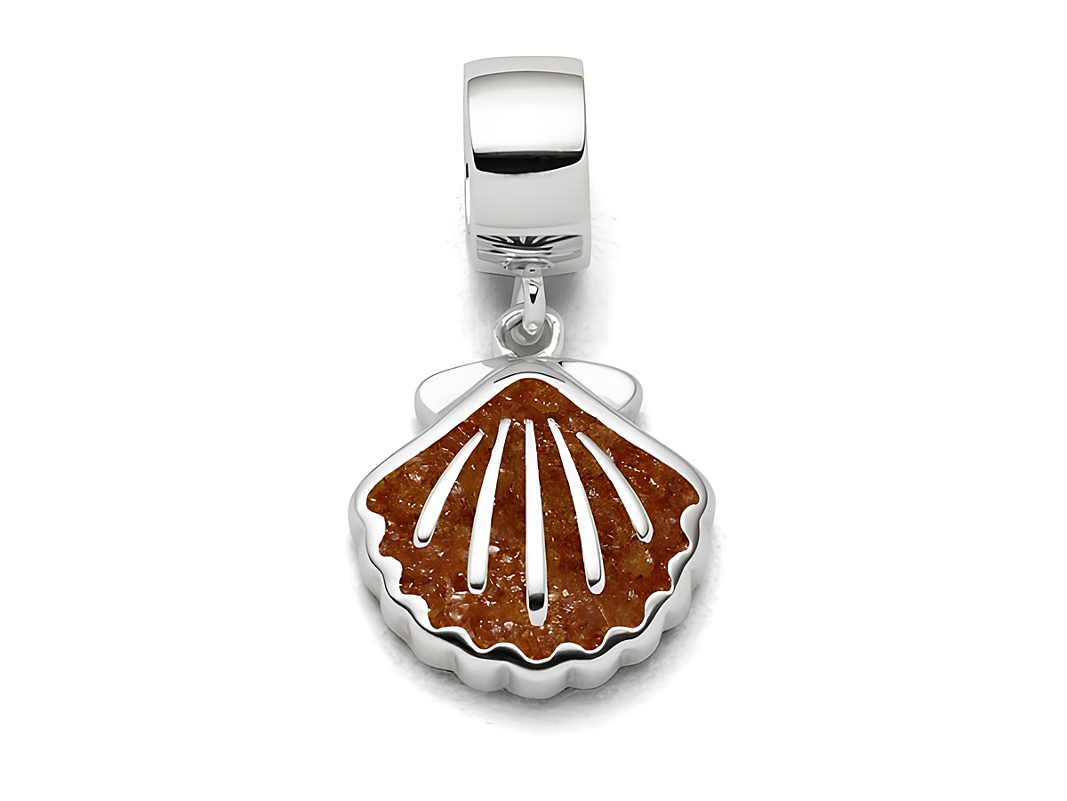 Charm in Form einer Muschel aus Sterling Silber mit Bernstein-Sand. Der Schmuckanhänger hat eine glänzende Oberfläche und filigrane Details, ideal für individuelle Armbänder.