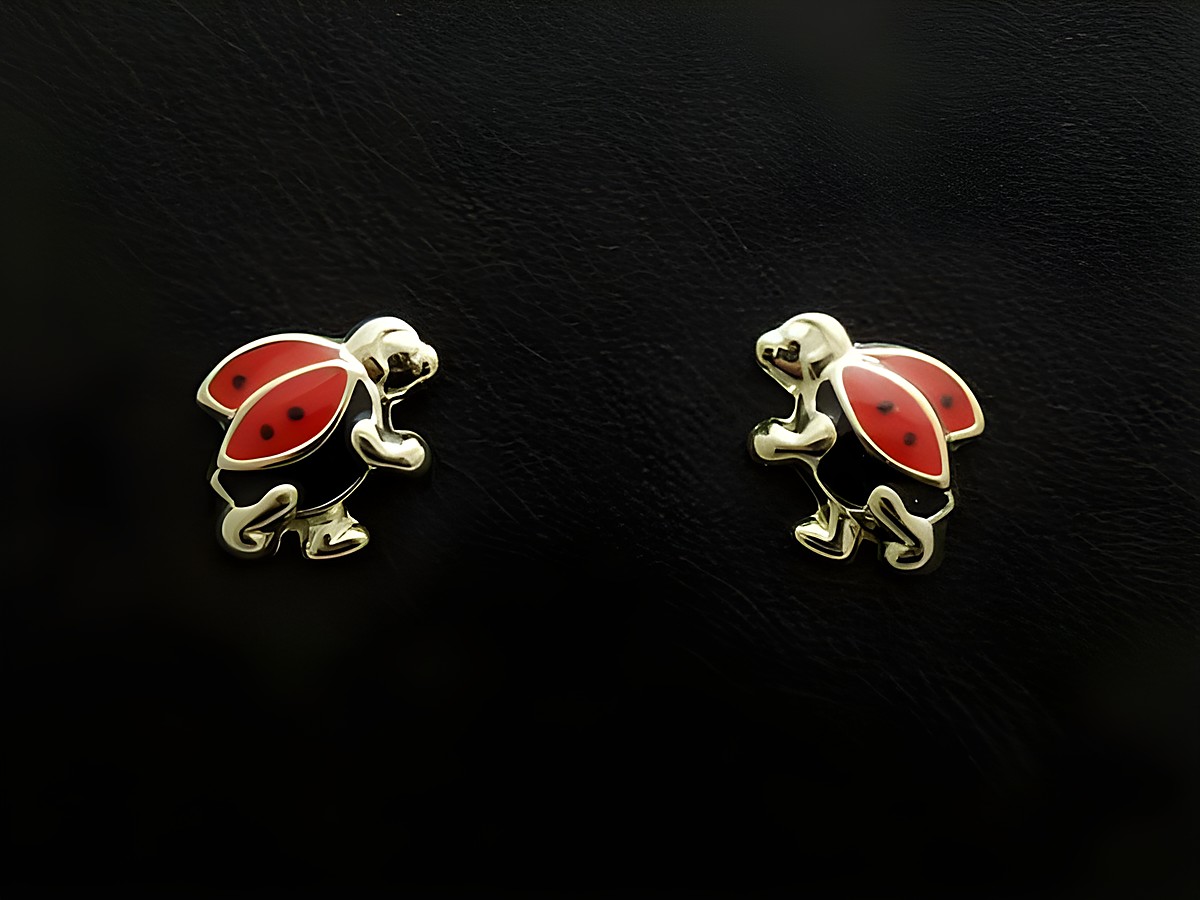 Niedliche Ohrstecker Marienkäfer aus Gold 333 von Hersteller Juwelier Harnisch, ideal als Geschenk oder Schmuck für Kinder, liebevolles Design in rot und schwarz.