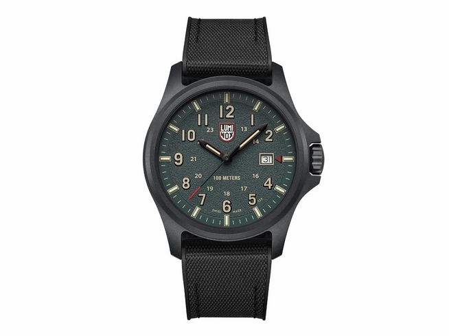 Luminox Land XL.1977 Uhr aus CARBONOX mit 44 mm Gehäuse und 10 ATM Wasserdichtigkeit, ausgestattet mit Datumsanzeige und khakifarbenem Ziffernblatt, schwarzem Armband.