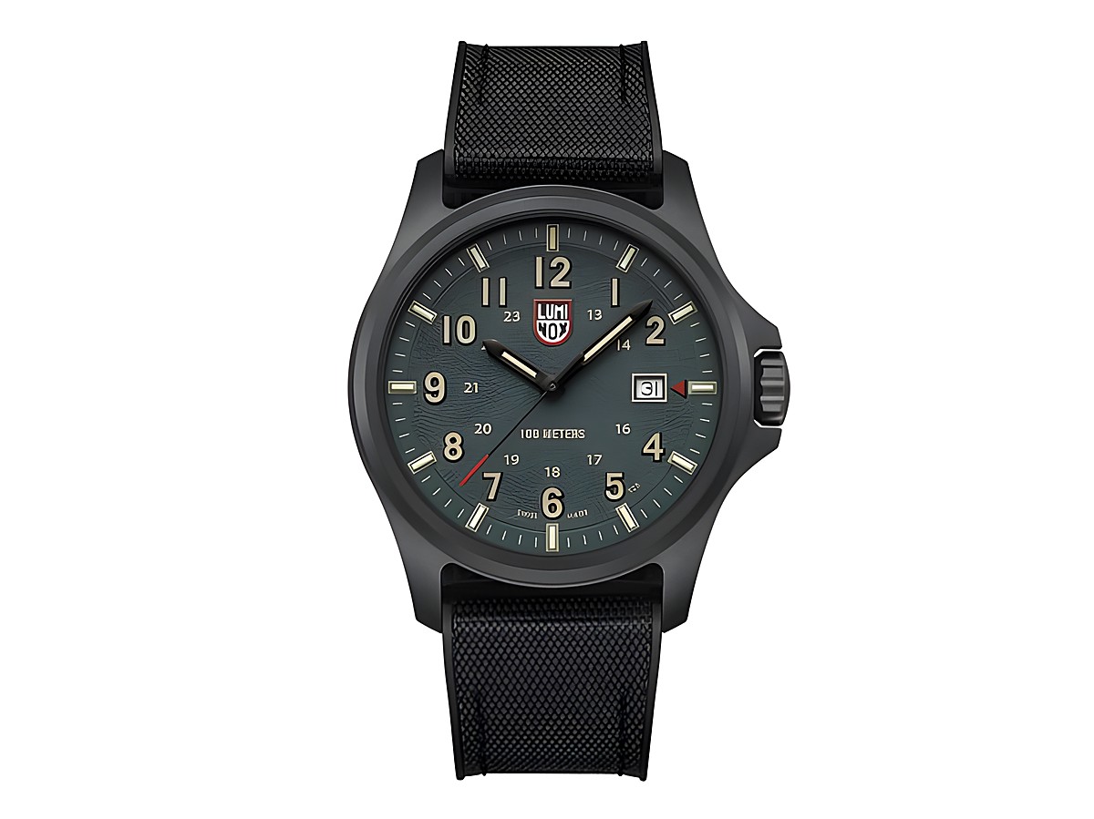 Luminox Land XL.1977 Uhr aus CARBONOX mit 44 mm Gehäuse und 10 ATM Wasserdichtigkeit, ausgestattet mit Datumsanzeige und khakifarbenem Ziffernblatt, schwarzem Armband.