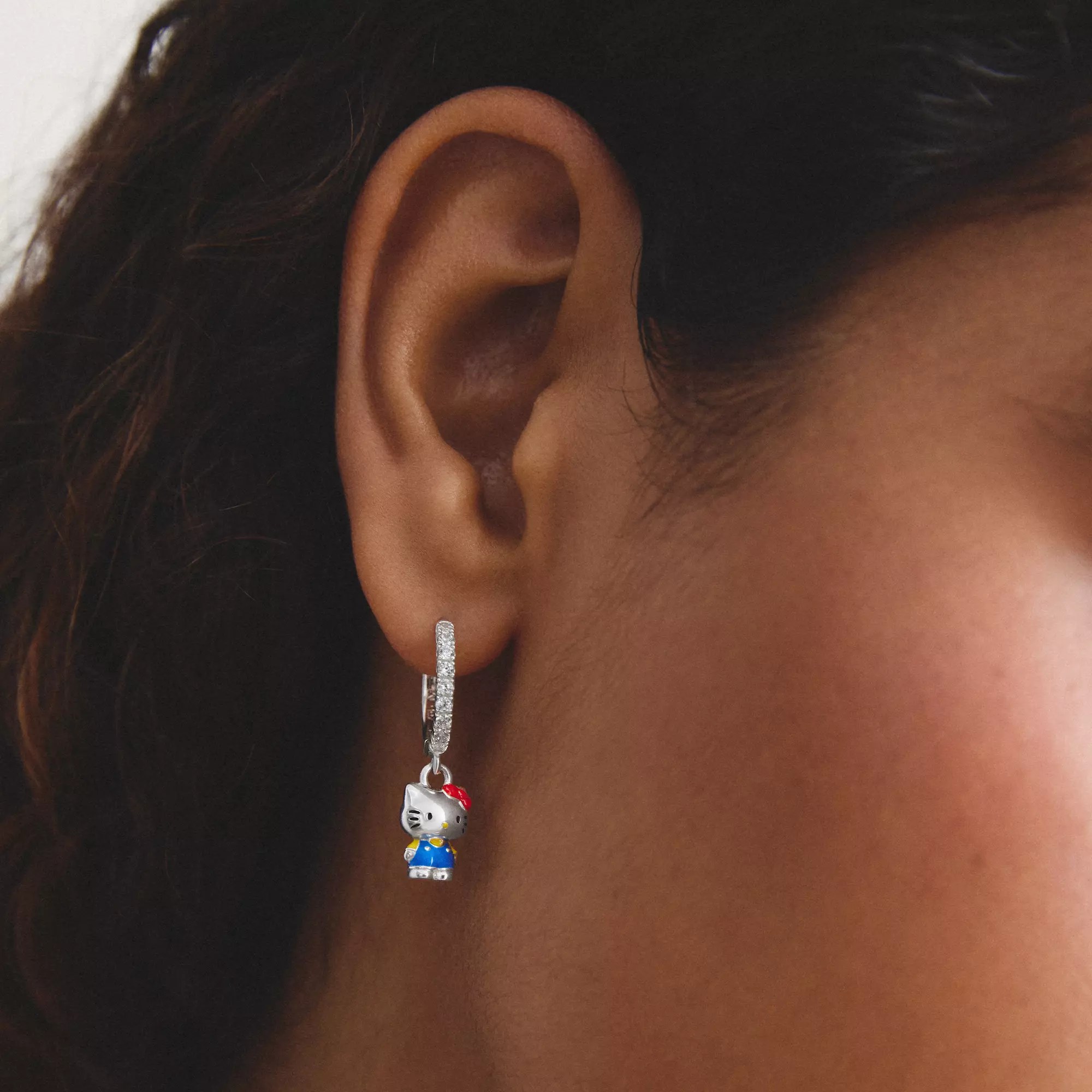 Thomas Sabo Hello Kitty Single-Creole mit weißem Zirkonia – blaue Latzhose – Ansicht 3