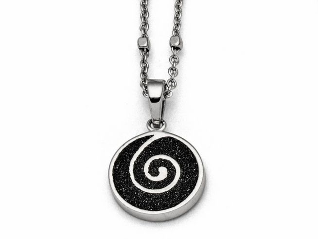 DUR Anhänger Spirale 2.0 aus Sterling Silber mit einer kreisförmigen schwarzen Fläche und einer weißen Spirale, an einer feinen Silberkette befestigt.