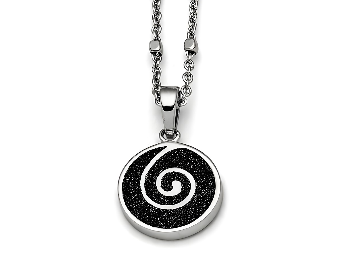 DUR Anhänger Spirale 2.0 aus Sterling Silber mit einer kreisförmigen schwarzen Fläche und einer weißen Spirale, an einer feinen Silberkette befestigt.