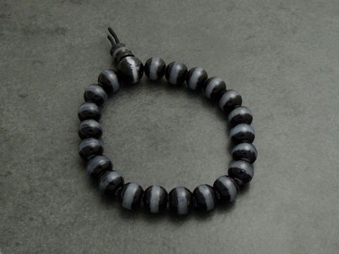 Powerarmband mit Gummizug in Schwarz, 15 cm, aus Glasstein, Hersteller Juwelier Harnisch, zeigt eine elegante und moderne Gestaltung, perfekt für jeden Anlass.