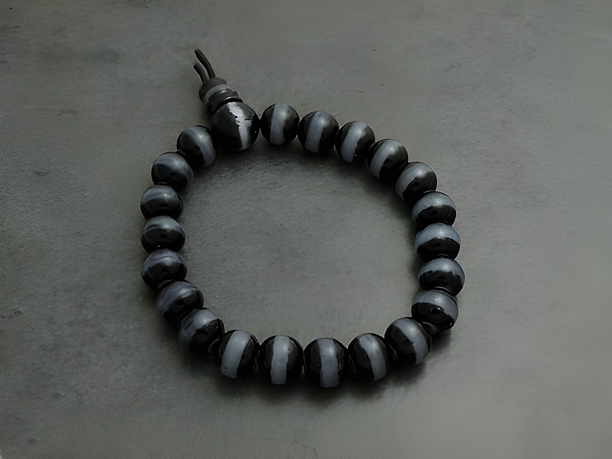 Powerarmband mit Gummizug in Schwarz, 15 cm, aus Glasstein, Hersteller Juwelier Harnisch, zeigt eine elegante und moderne Gestaltung, perfekt für jeden Anlass.