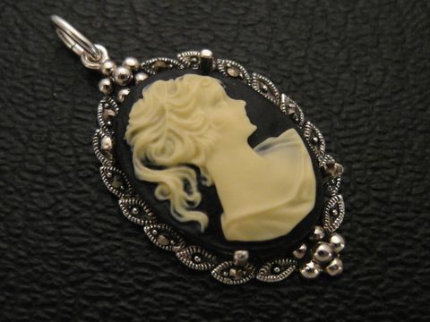 Cabochon Kunstharzgemme in Schwarz mit Silber-Medaillon Anhänger, zeigt das Profil einer stilisierten Dame in hellem Farbton, ideal als elegantes Schmuckstück. Hersteller Juwelier Harnisch.