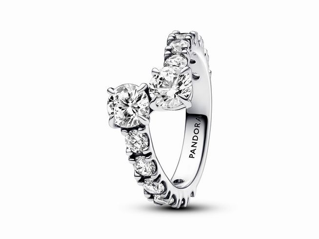 Glitzernder Überlappender Band-Ring von Pandora aus Silber mit klaren Zirkonia in Größe 58, elegant und funkelnd mit asymmetrischem Design und markanter Schlichtheit.