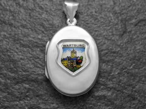Silbernes Medaillon mit Wappen der Wartburg in Eisenach, Thüringen, Hersteller Juwelier Harnisch, zeigt das historische Wahrzeichen detailreich und farbenfroh.