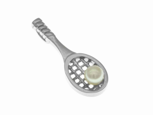 Modischer Anhänger in Form eines Tennisschlägers aus rhodiniertem Silber mit einer weißen Zuchtperle, ideal für Sportliebhaber und Schmuckliebhaber.