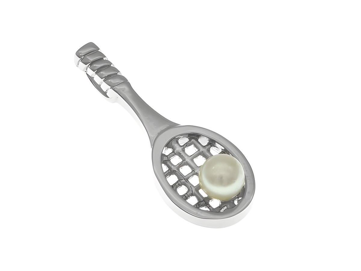 Modischer Anhänger in Form eines Tennisschlägers aus rhodiniertem Silber mit einer weißen Zuchtperle, ideal für Sportliebhaber und Schmuckliebhaber.