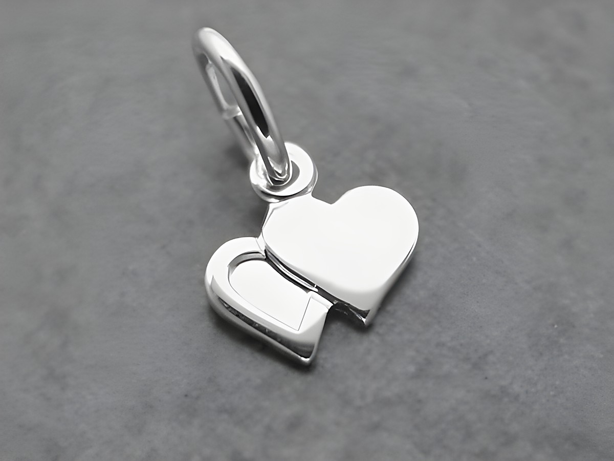 Silber Anhänger Doppelherz zart, Hersteller Juwelier Harnisch, flach, in eleganter Ausführung mit glänzender Oberfläche und romantischem Design, ideal als Schmuckstück für besondere Anlässe.