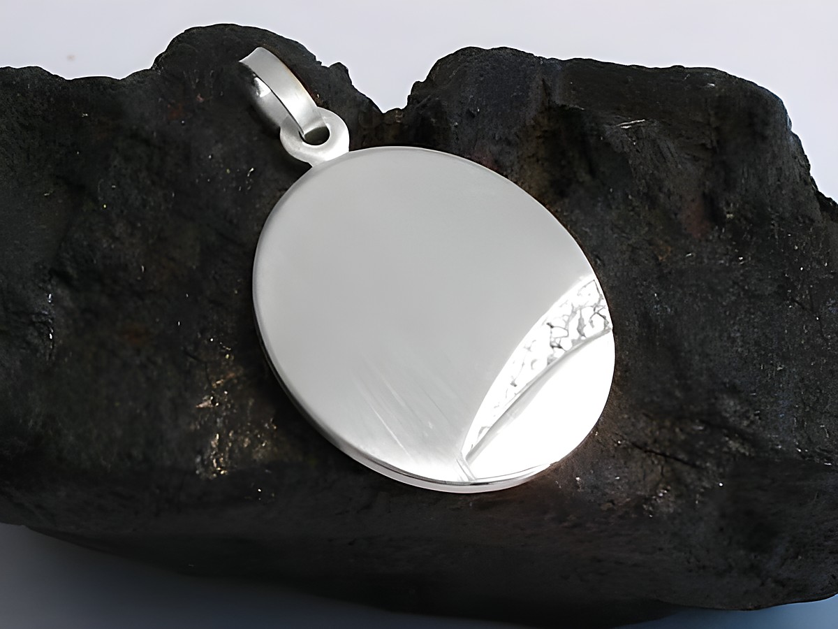 Ovaler Sterling Silber Gravuranhänger Gravur Platte, Hersteller Juwelier Harnisch, schlichtes Design auf schwarzem Hintergrund. Ideal zum Gravieren von individuellen Botschaften.