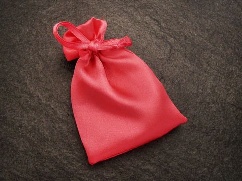 Geschenksäckchen in pink aus synthetischem Satin mit einer Größe von 10 cm, hergestellt von Juwelier Harnisch, ideal zum Verpacken von Geschenken oder kleinen Gegenständen.