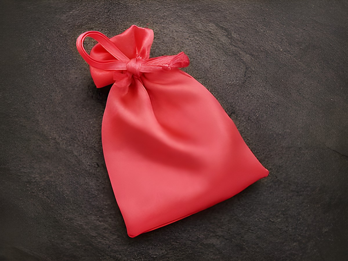 Geschenksäckchen in pink aus synthetischem Satin mit einer Größe von 10 cm, hergestellt von Juwelier Harnisch, ideal zum Verpacken von Geschenken oder kleinen Gegenständen.