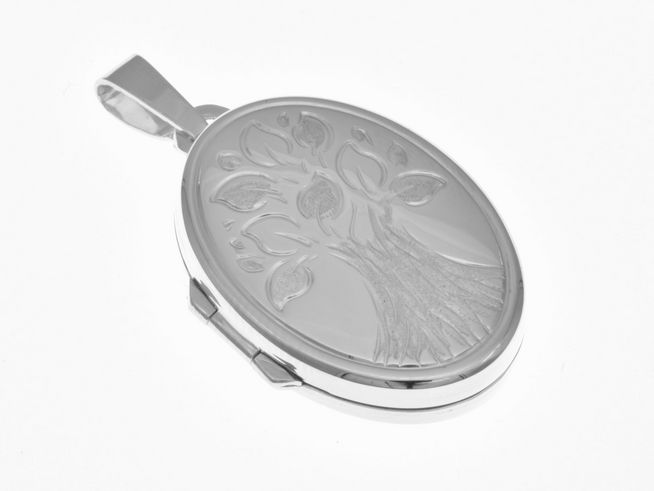 Medaillon oval aus Sterling Silber, rhodiniert und teilmattiert, mit nostalgischem Baum-Motiv, Hersteller Juwelier Harnisch, elegant und zeitlos.