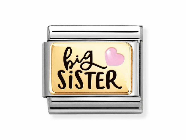 Die Emaille Charm von Nomination zeigt den Schriftzug big Sister in schwarz auf einer goldfarbenen Fläche mit einem pinken Herz. Perfekt für Geschwisterbeziehungen im Alltag.