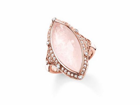 Der Ring von Thomas Sabo zeigt einen ovalen Rosenquarz, umgeben von Zirkonia und einem vergoldeten Roségold-Band, Größe 54. Ein elegantes Schmuckstück für besondere Anlässe.