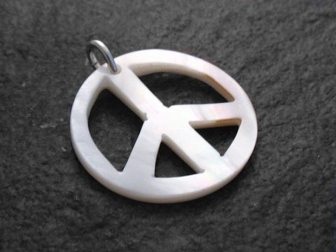 Ein Anhänger in Form eines Peacezeichens aus Perlmutt mit einer Sterlingsilberöse, hergestellt von Juwelier Harnisch. Der Anhänger hat eine glänzende, elegante Oberfläche.