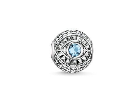 Karma Bead von Thomas Sabo mit einem Nazar-Auge Design, gefertigt aus sterling Silber, geschmückt mit synthetischem Spinell und blauen Zirkonia-Steinen.
