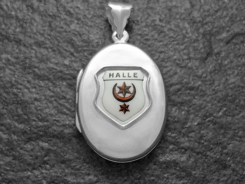 Silbernes Medaillon mit dem Stadtwappen von Halle, das das Wort Halle und zwei Sterne zeigt. Hergestellt von Juwelier Harnisch in Sachsen-Anhalt.