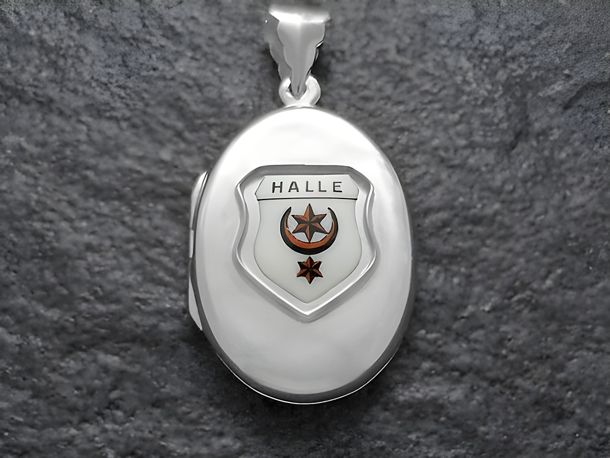 Silbernes Medaillon mit dem Stadtwappen von Halle, das das Wort Halle und zwei Sterne zeigt. Hergestellt von Juwelier Harnisch in Sachsen-Anhalt.