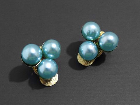 Modeschmuck Ohrclip elegant in Türkis mit Zuchtperlenimitation von Juwelier Harnisch, die Clips sind stilvoll und verleihen jedem Outfit einen Hauch von Eleganz.