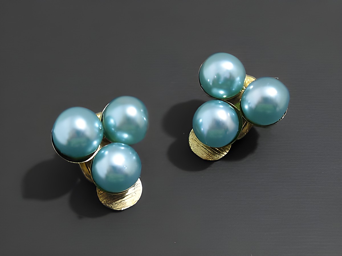 Modeschmuck Ohrclip elegant in Türkis mit Zuchtperlenimitation von Juwelier Harnisch, die Clips sind stilvoll und verleihen jedem Outfit einen Hauch von Eleganz.