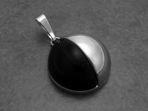 Silber Anhänger mit echtem Onyx in Schwarz und edlem Design, Hersteller Juwelier Harnisch, hochwertige Verarbeitung und stilvolles Erscheinungsbild. Ideal für modische Akzente.