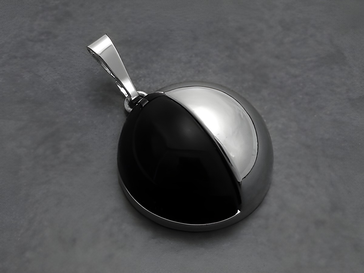 Silber Anhänger mit echtem Onyx in Schwarz und edlem Design, Hersteller Juwelier Harnisch, hochwertige Verarbeitung und stilvolles Erscheinungsbild. Ideal für modische Akzente.