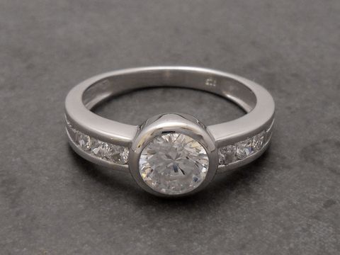 Eleganter Ring aus Sterling Silber mit rhodinierten Oberflächen und funkelndem Zirkonia in der Mitte, Größe 52, Hersteller Juwelier Harnisch.