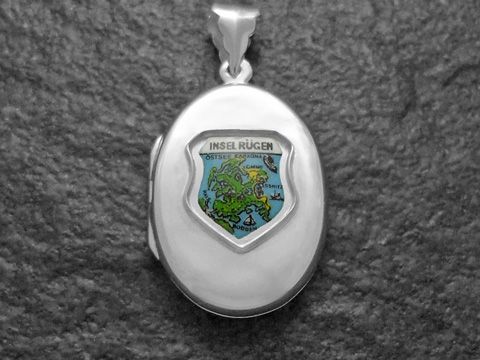 Silbermedaillon mit dem Wappen der Insel Rügen und einer Landkarte, gestaltet vom Juwelier Harnisch. Hochwertige Verarbeitung, ideal als Erinnerungsstück oder Geschenk.