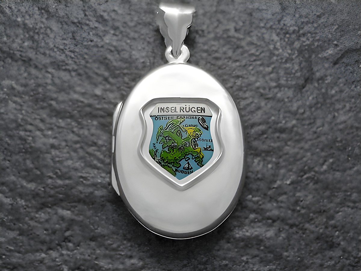 Silbermedaillon mit dem Wappen der Insel Rügen und einer Landkarte, gestaltet vom Juwelier Harnisch. Hochwertige Verarbeitung, ideal als Erinnerungsstück oder Geschenk.