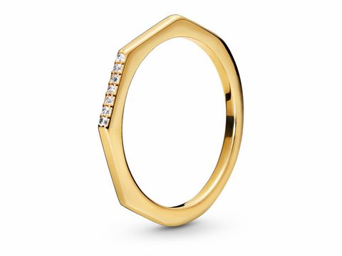 Eleganter Ring von Pandora in Gelbgold Vergoldung, Größe 48, mit Zirkonia-Steinen auf einer Seite, modernes Design mit einer prägnanten Form. Ideal für jeden Anlass.