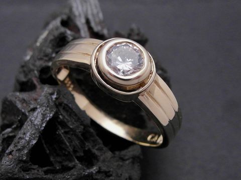 Gold Ring unvergänglich Gold 333 Zirkonia Goldring Gr. 65 Hersteller Juwelier Harnisch über Gr. 60/19 glänzender Ring mit zentralem Zirkonia auf schwarzem Hintergrund.