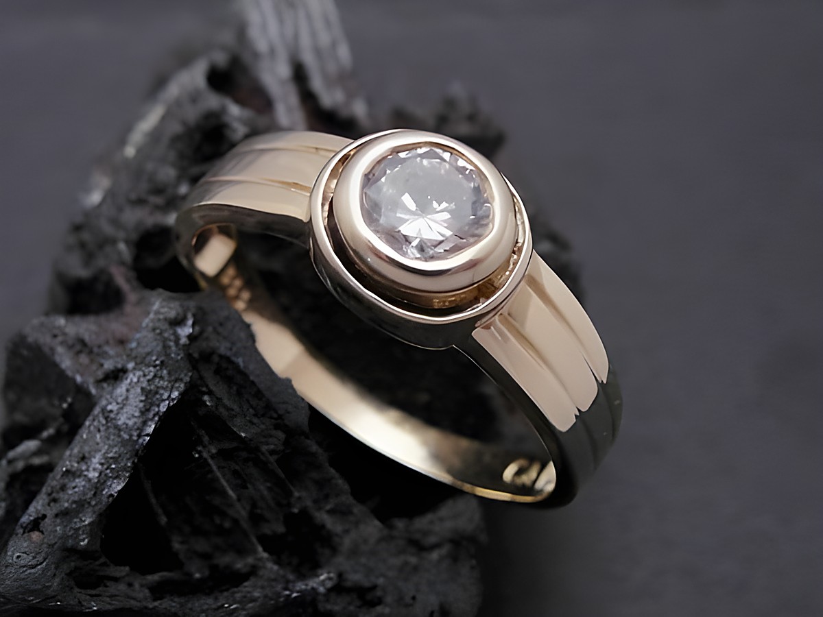 Gold Ring unvergänglich Gold 333 Zirkonia Goldring Gr. 65 Hersteller Juwelier Harnisch über Gr. 60/19 glänzender Ring mit zentralem Zirkonia auf schwarzem Hintergrund.