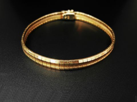 Gold Armband mit besonderem Design, teilmattiert, 19 cm lang, gefertigt aus 585 Gold, Hersteller Juwelier Harnisch, elegant und zeitlos, ideal für besondere Anlässe.