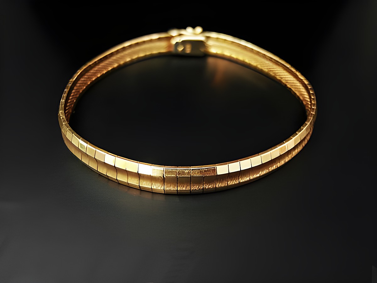 Gold Armband mit besonderem Design, teilmattiert, 19 cm lang, gefertigt aus 585 Gold, Hersteller Juwelier Harnisch, elegant und zeitlos, ideal für besondere Anlässe.
