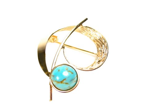 60399-0 Vergoldete Brosche in geschwungenem Design mit türkisem Imitatstein, Hersteller Juwelier Harnisch, Größe 40x28mm, ideal für stilvolle Akzente.