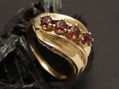 Goldring kunstvoll gefertigt aus Gold 333 mit vier roten Granaten, Größe 55, Hersteller Juwelier Harnisch, geeignet bis Größe 56.