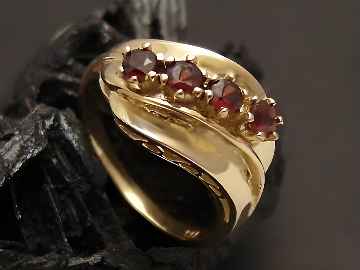Goldring kunstvoll gefertigt aus Gold 333 mit vier roten Granaten, Größe 55, Hersteller Juwelier Harnisch, geeignet bis Größe 56.