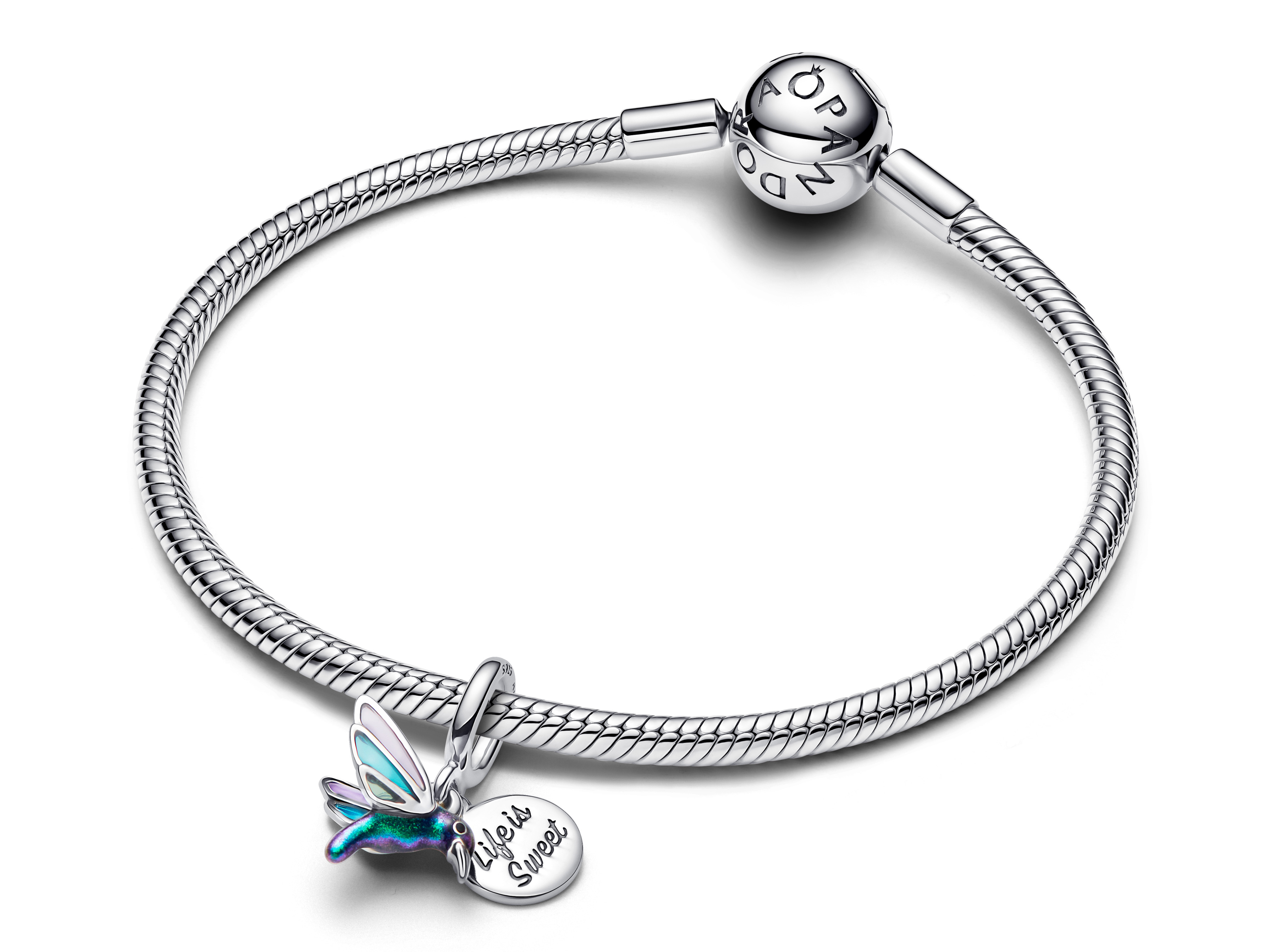 Pandora 793746C01 Charm Kolibri Doppelcharm aus Sterling Silber mit Emaille und der Gravur Lebens ist süß an einem eleganten Armreif. Neuheiten von Pandora.