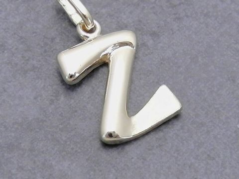 Z-Buchstaben Anhänger teilmattiert aus Gold 333, hochwertig verarbeitet und ideal als persönliches Schmuckstück. Hersteller: Juwelier Harnisch, Ausführung in Form des Buchstabens Z.