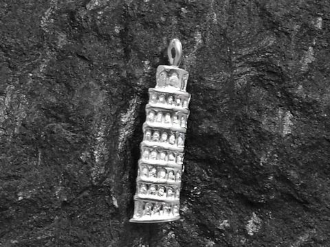 Ein Anhänger aus Sterling Silber in Form des schiefen Turms von Pisa, detailliert gearbeitet und vielseitig einsetzbar, hergestellt von Juwelier Harnisch, diverse Motive verfügbar.